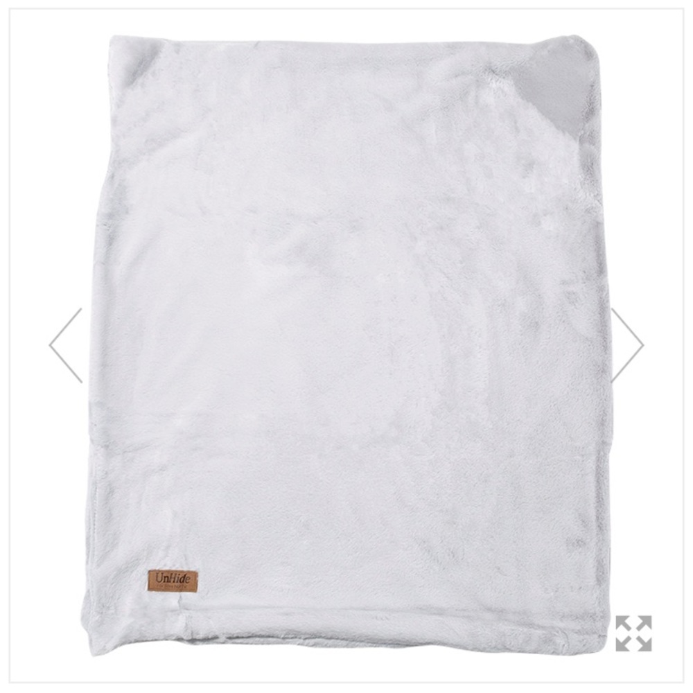 New NWT Unhide Lil Marsh Marshmallow Soft Faux Fur Small Blanket Throw Silver - Picture 2 of 3